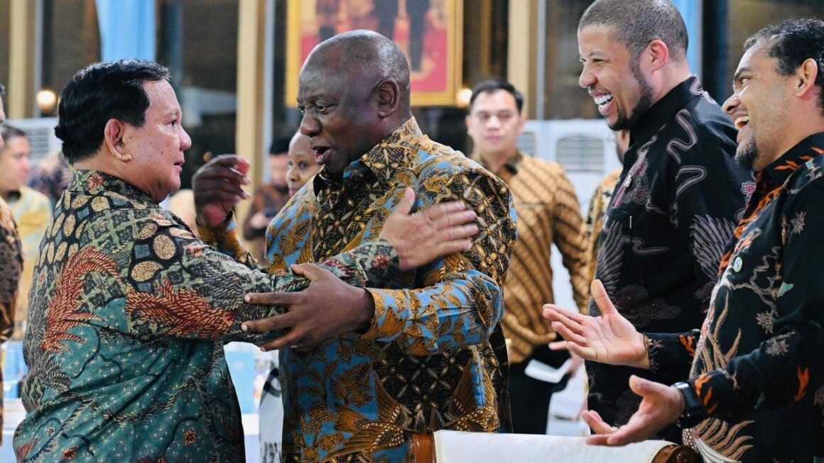 Presiden Prabowo Jamu Presiden Ramaphosa, Batik Jadi Sorotan di Meja Diplomasi