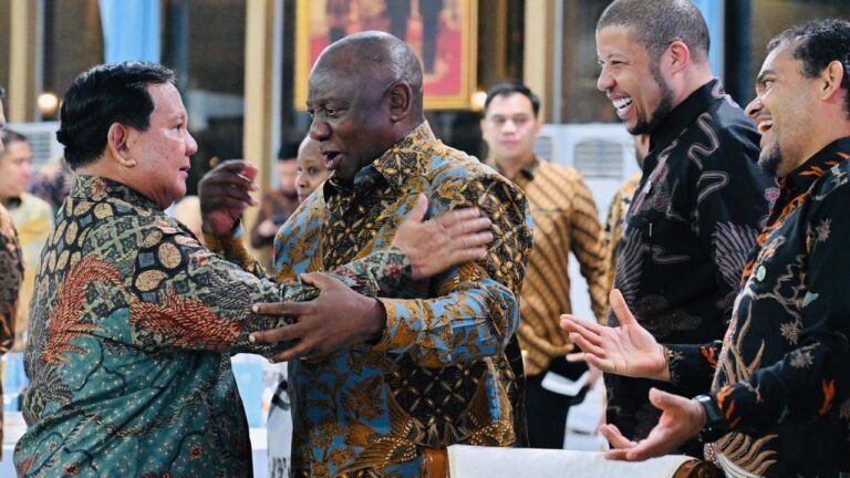 Presiden Prabowo Jamu Presiden Ramaphosa, Batik Jadi Sorotan di Meja Diplomasi
