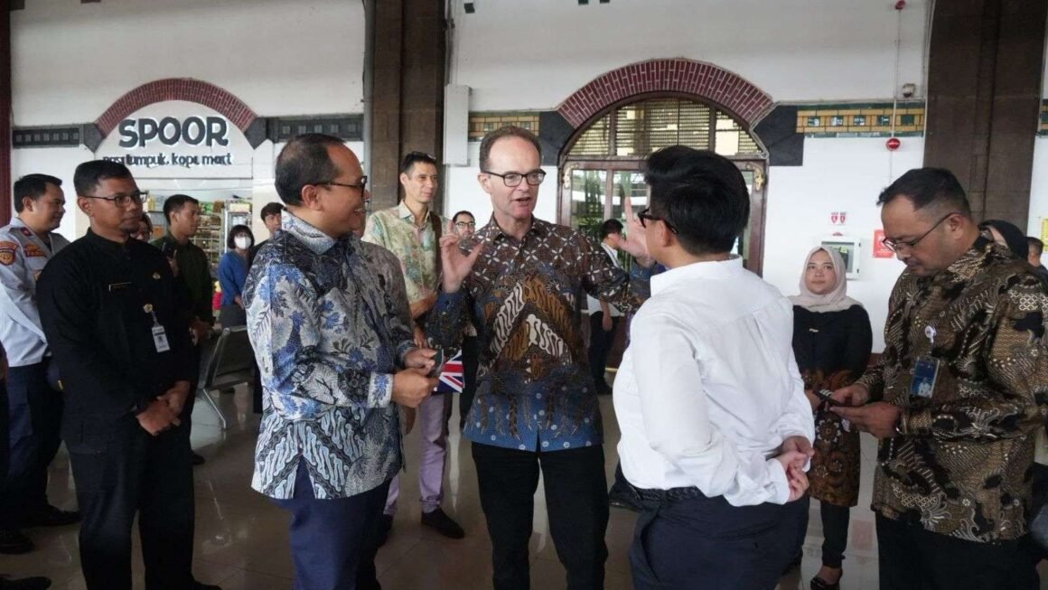 Dubes Inggris Singgah ke Stasiun Tawang, Bahas Transportasi Hijau