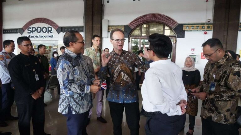 Dubes Inggris Singgah ke Stasiun Tawang, Bahas Transportasi Hijau