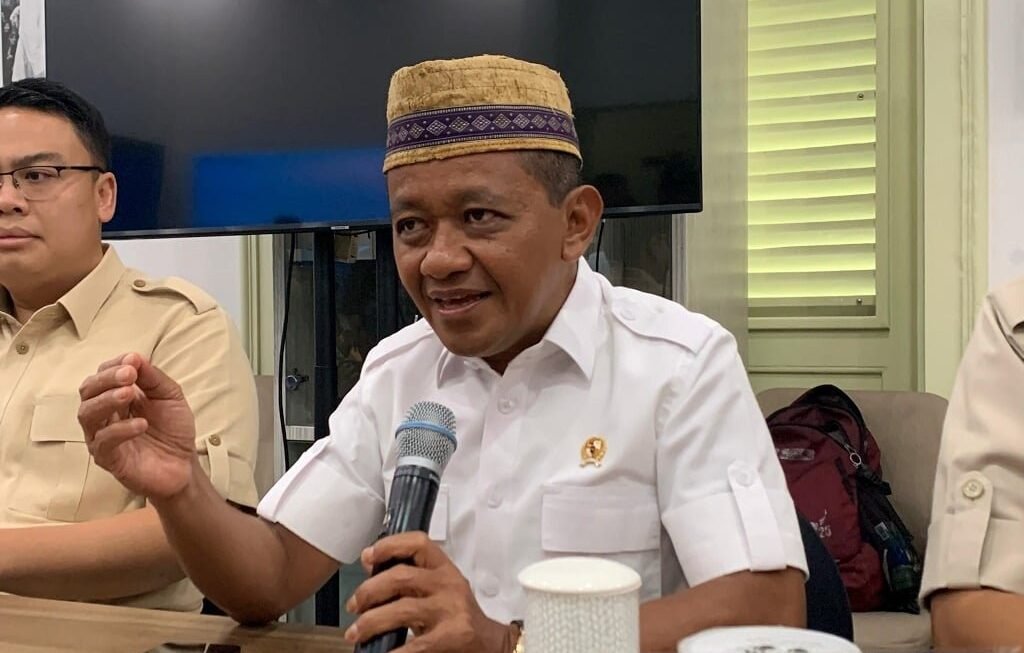 Viral! Bahlil Tampil Pede dengan Sepatu Rp250 Ribu