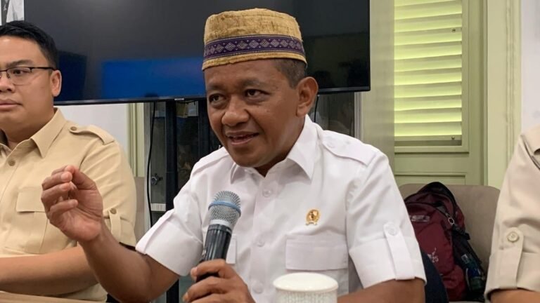 Viral! Bahlil Tampil Pede dengan Sepatu Rp250 Ribu