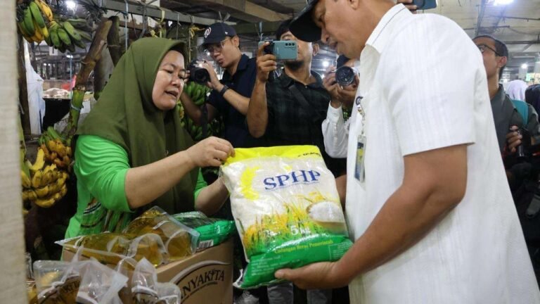 Bulog Tingkatkan Operasi Pasar: Strategi Menjaga Harga dan Stok Aman