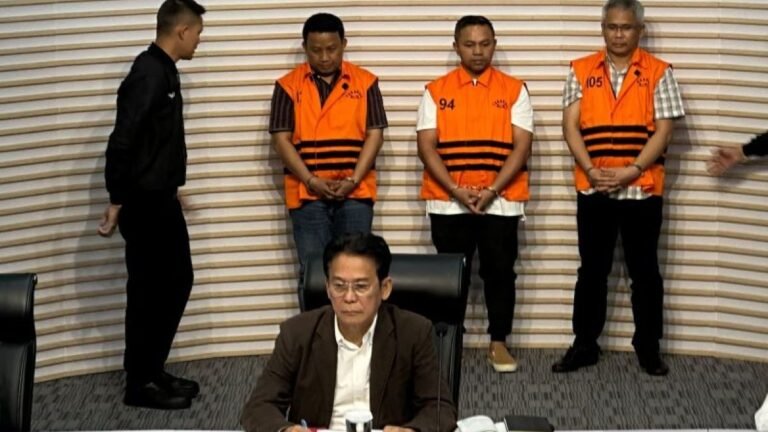 KPK Tetapkan Gubernur Riau dan Dua Pejabat Tersangka