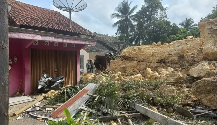 Darmakradenan Dilanda Longsor, Masyarakat Sementara Tinggal di Kerabat