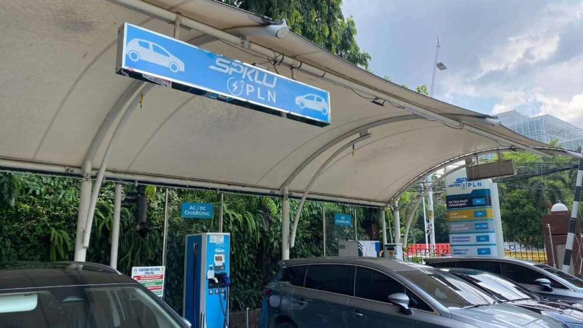 Perkuat Ekosistem Kendaraan Listrik, PLN Resmikan Dua SPKLU